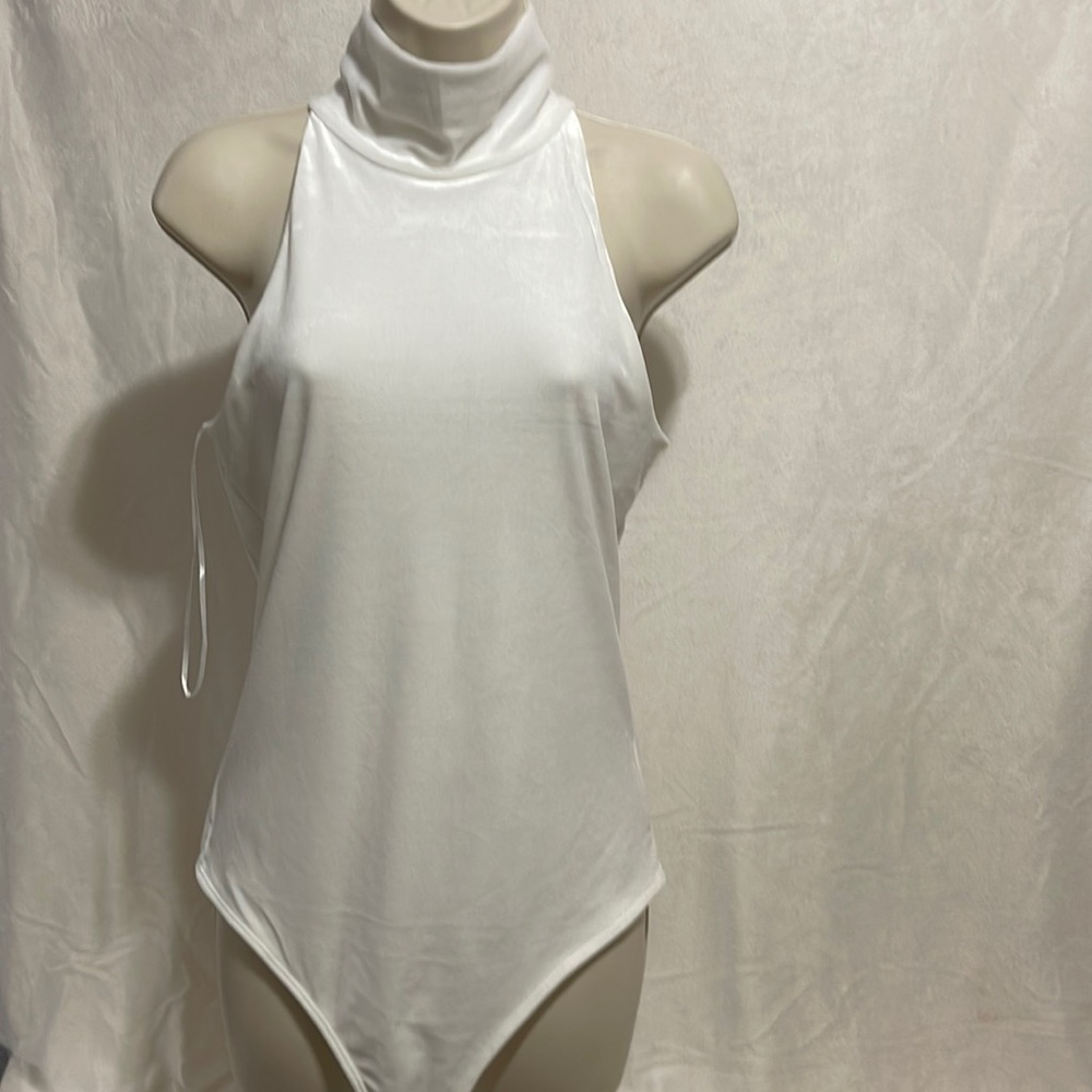⭐️NWT Express white sleeveless velour bodysuit